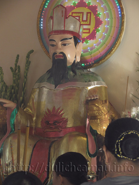 Người dân kính viếng tại đền Hùng Cà Mau